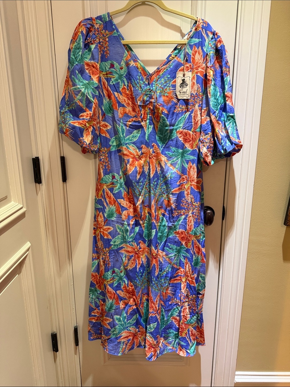 Easel-Island Mode Midi Dress w/ Split V-Neckline and Bubble Sleeves-Size L-NWT